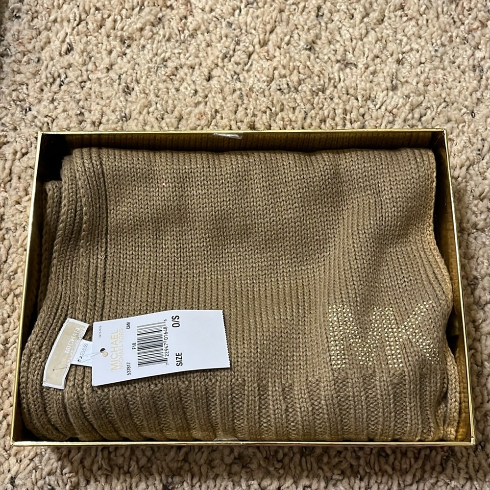 MICHAEL KORS SCARF PERFECT CONDITION NEVER WORN